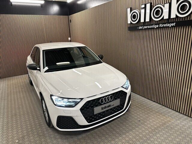 Vit Begagnad 2022 Audi A1 Sportback Proline Halvkombi | 225 000 kr (Marknadspris) - Bild 1/4