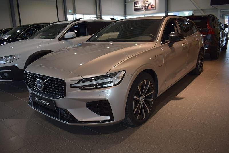 Ljusgrå (grå) Begagnad 2025 Volvo V60 Plus Kombi | 539 000 kr (Dyr) - Bild 1/1