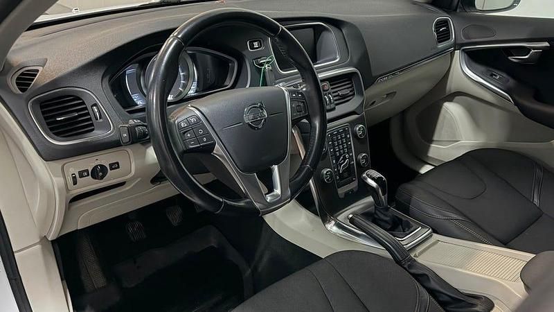 Begagnad Volvo V40 CC Momentum 116 HK (85 kW) 2015 Vit Kombi