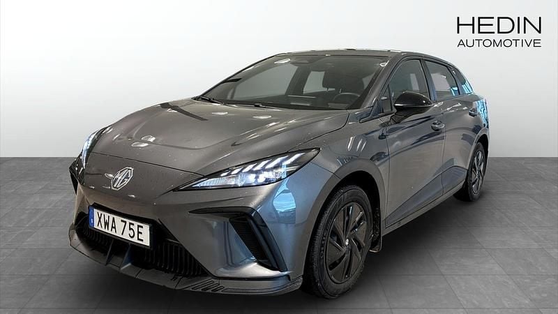 Grå (grey) Begagnad 2023 MG MG4 EV Halvkombi | 259 900 kr (Marknadspris) - Bild 1/4