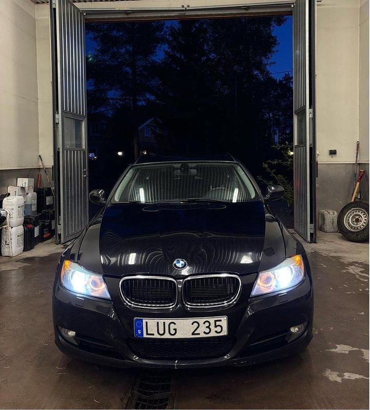 Svart Begagnad 2012 BMW 318 Kombi | 85 000 kr (Marknadspris) - Bild 1/4