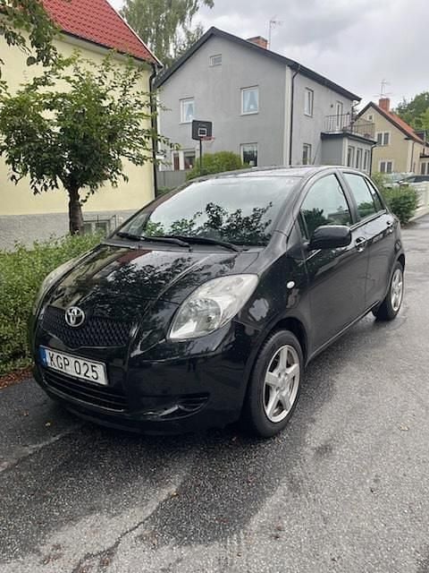 Svart Begagnad 2006 Toyota Yaris Halvkombi | 30 000 kr (Marknadspris) - Bild 1/4