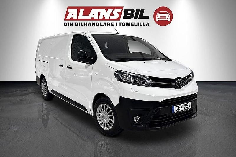 Vit Begagnad 2022 Toyota Proace Van | 274 000 kr (Marknadspris) - Bild 1/4