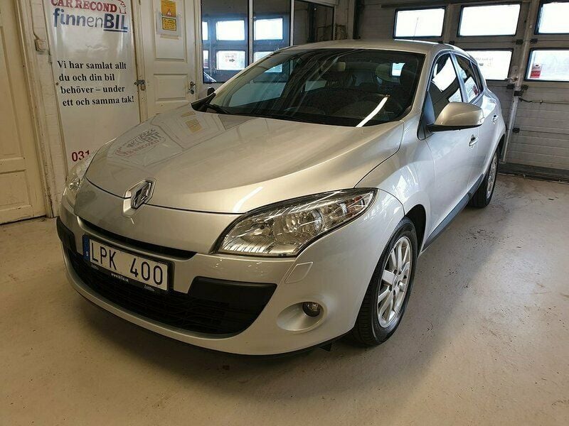 Begagnad Renault Mégane III 111 HK (81 kW) 2011 Silver Halvkombi
