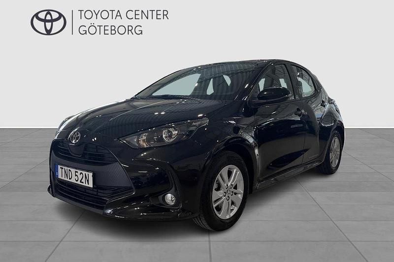 Svart Ny 2025 Toyota Yaris Hybrid Active Halvkombi | 249 900 kr (Marknadspris) - Bild 1/4