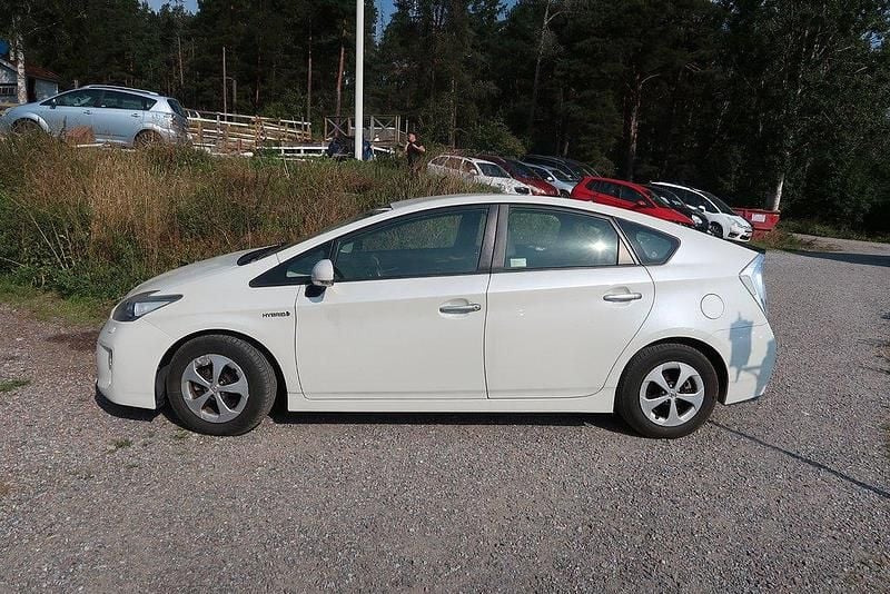 Vit Begagnad 2012 Toyota Prius Plug-in Hybrid Halvkombi | 99 500 kr (Marknadspris) - Bild 1/4