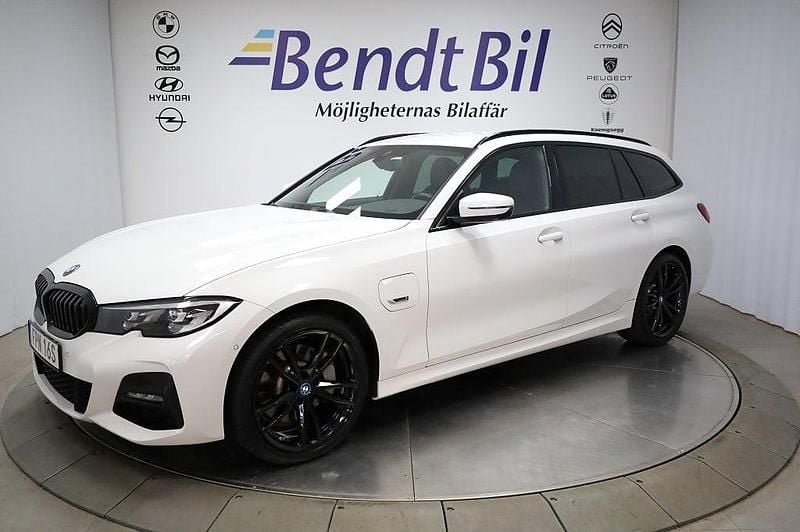 Begagnad BMW 330e M Sport 293 HK (215 kW) 2021 Vit Kombi