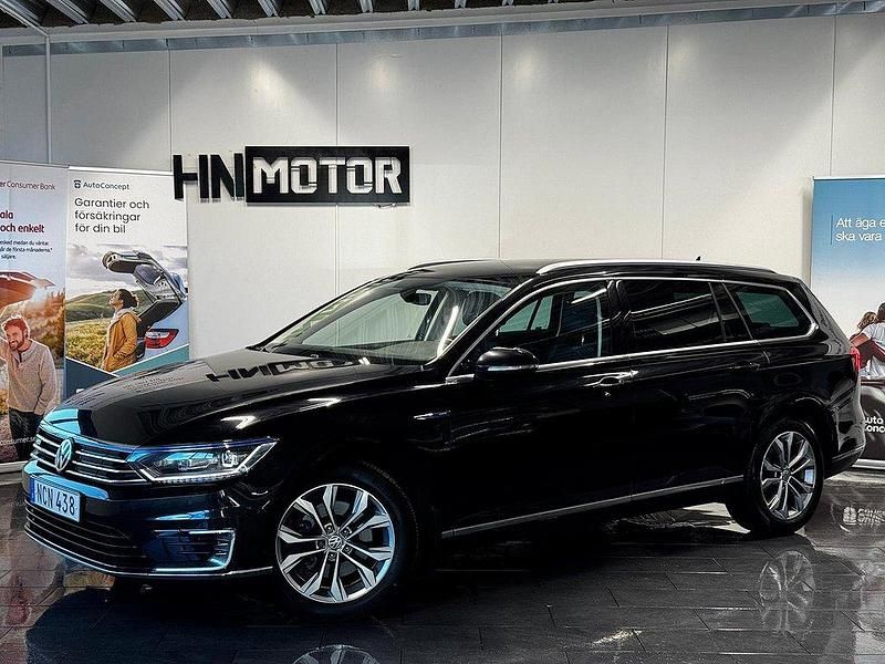 Svart Begagnad 2016 VW Passat GTE Kombi | 159 900 kr (Marknadspris) - Bild 1/4