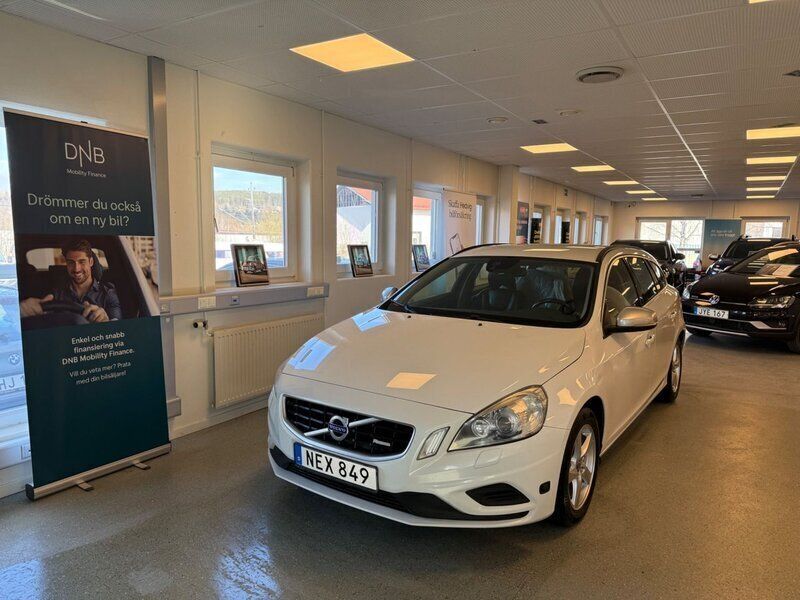Vit Begagnad 2013 Volvo V60 R-Design Momentum Kombi | 89 900 kr (Marknadspris) - Bild 1/4