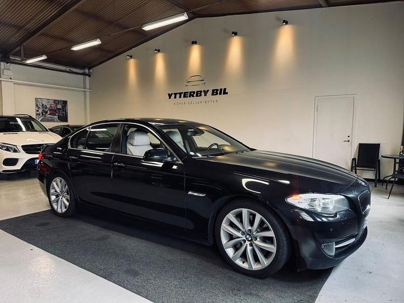 Svart Begagnad 2010 BMW 530 Comfort Edition Sedan | 139 900 kr (Marknadspris) - Bild 1/4