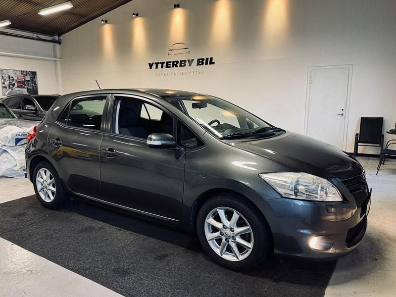 Mörkgrå Begagnad 2010 Toyota Auris Plus Halvkombi | 74 899 kr (Marknadspris) - Bild 1/4