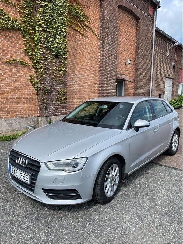 Silver Begagnad 2014 Audi A3 Sportback Attraction Halvkombi | 115 000 kr (Bra pris) - Bild 1/4