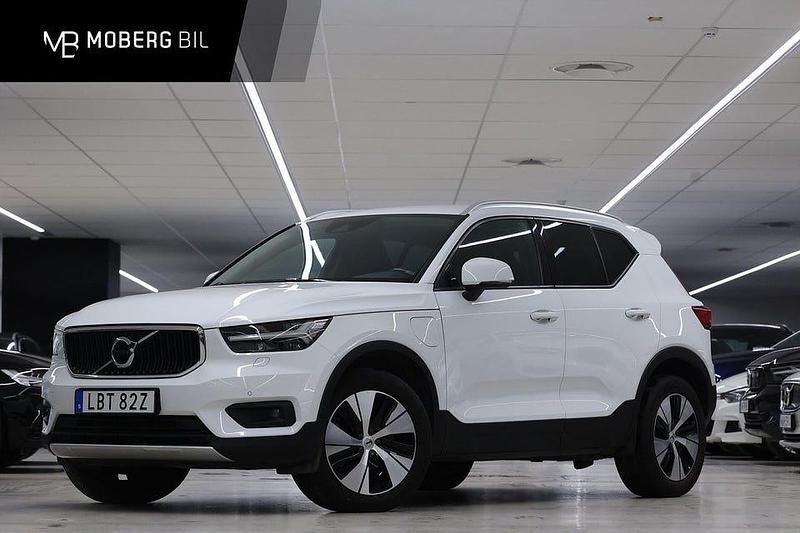 Begagnad Volvo XC40 Momentum 262 HK (192 kW) 2020 Vit SUV