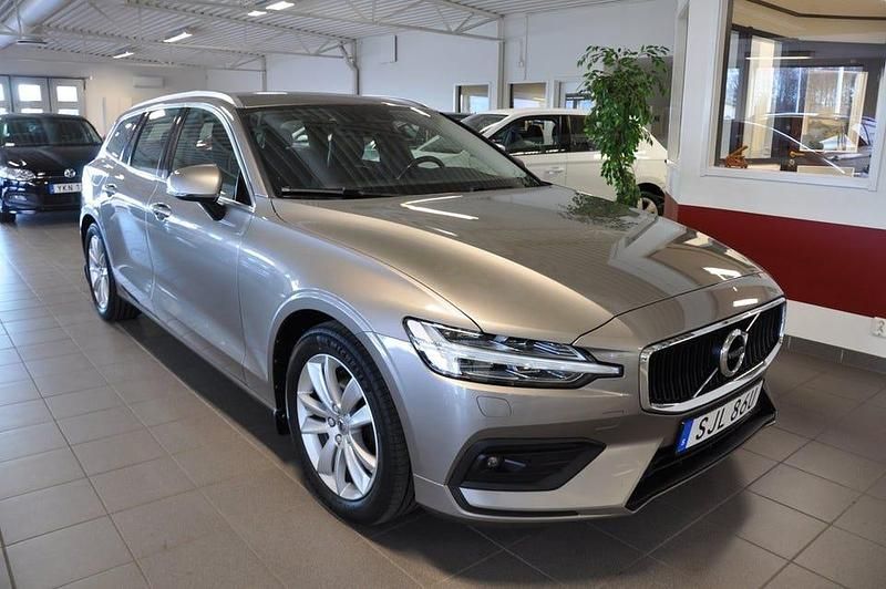 Grå Begagnad 2020 Volvo V60 Momentum Kombi | 269 500 kr (Marknadspris) - Bild 1/4