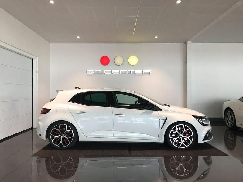 Vit Begagnad 2019 Renault Mégane IV Trophy Halvkombi | 319 900 kr (Marknadspris) - Bild 1/4