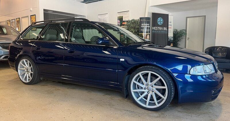 Mörkblå Begagnad 1999 Audi S4 Kombi | 199 900 kr - Bild 1/4