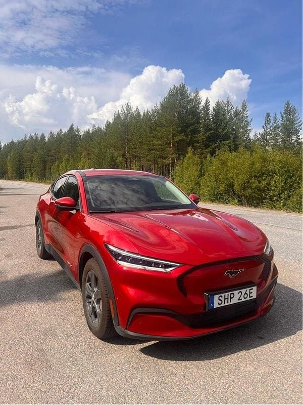 Röd Begagnad 2021 Ford Mustang Mach-E Standard Range SUV | 315 000 kr (Marknadspris) - Bild 1/4