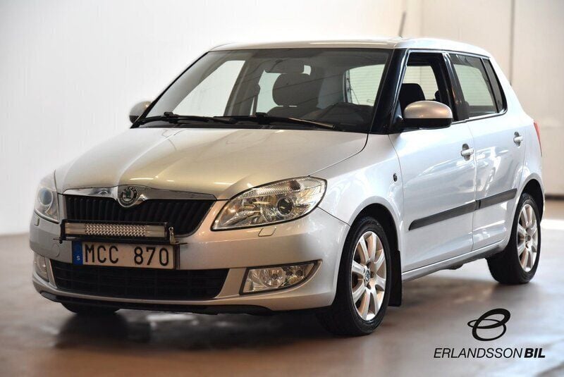 Silver Begagnad 2011 Skoda Fabia Elegance Halvkombi | 79 900 kr (Marknadspris) - Bild 1/4