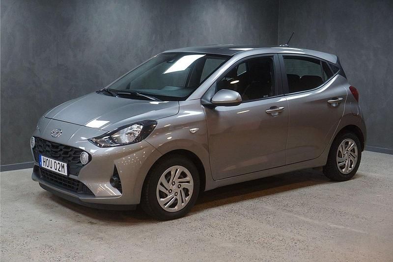 Grå Begagnad 2020 Hyundai i10 Essential Halvkombi | 119 900 kr (Marknadspris) - Bild 1/4