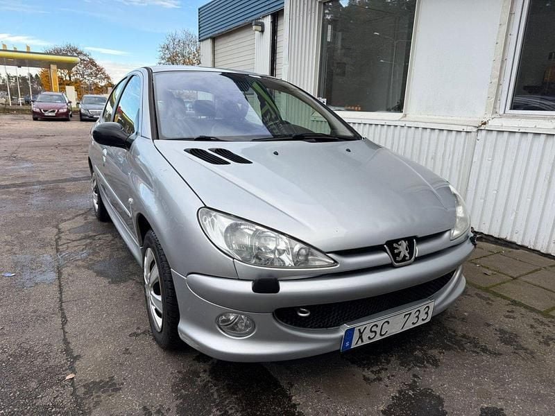 Ljusgrå (grå) Begagnad 2006 Peugeot 206 Halvkombi | 13 900 kr (Marknadspris) - Bild 1/4