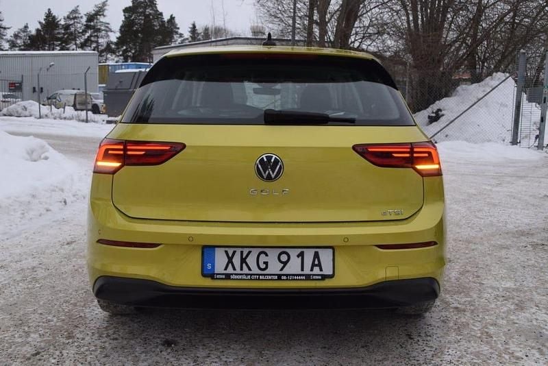 Begagnad VW Golf VIII 110 HK (80 kW) 2020 Gul Halvkombi