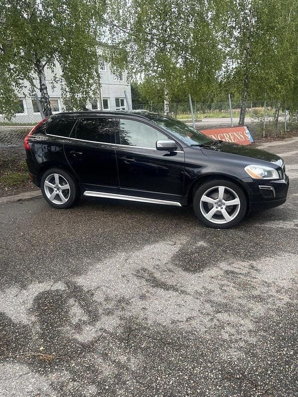 Svart Begagnad 2013 Volvo XC60 R-Design SUV | 75 000 kr (Superpris) - Bild 1/4