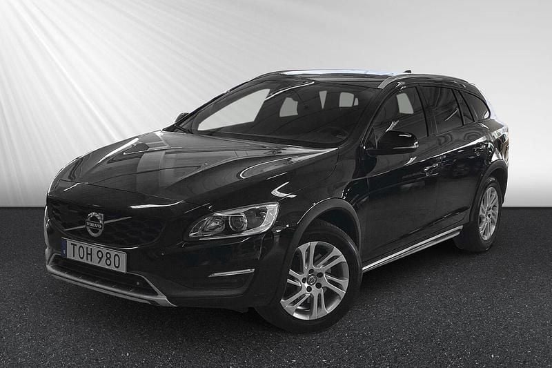 Svart Begagnad 2015 Volvo V60 CC Summum Kombi | 159 900 kr (Dyr) - Bild 1/4