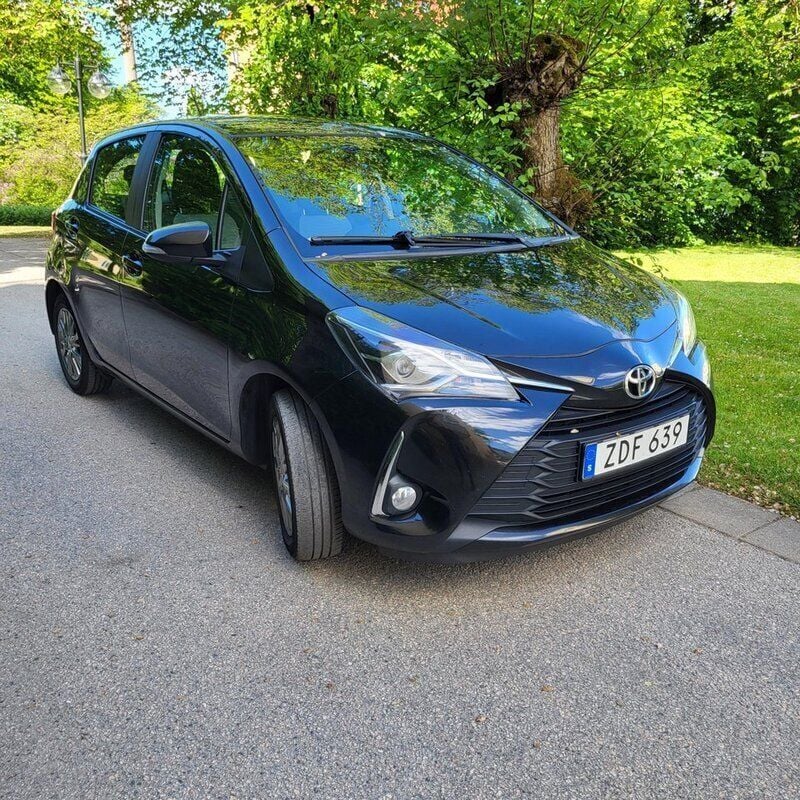 Svart Begagnad 2018 Toyota Yaris Active Halvkombi | 110 000 kr (Marknadspris) - Bild 1/4
