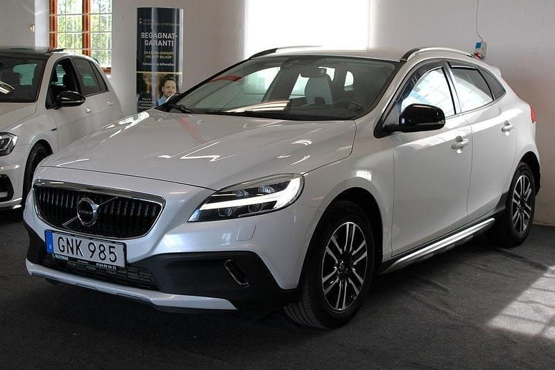 Vit Begagnad 2016 Volvo V40 CC Business Edition Kombi | 169 900 kr (Marknadspris) - Bild 1/4