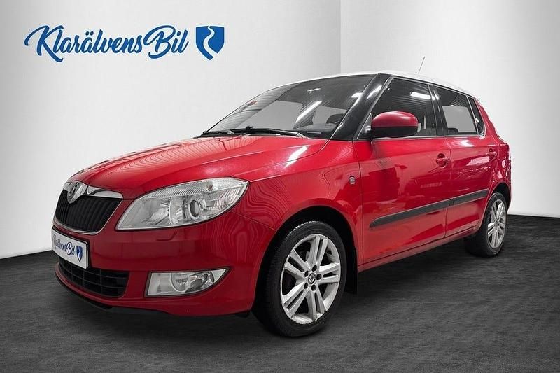 Röd Begagnad 2011 Skoda Fabia Active Halvkombi | 49 900 kr (Marknadspris) - Bild 1/4
