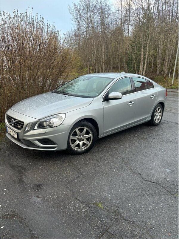 Silver Begagnad 2013 Volvo S60 R-Design Sedan | 115 000 kr (Superpris) - Bild 1/4
