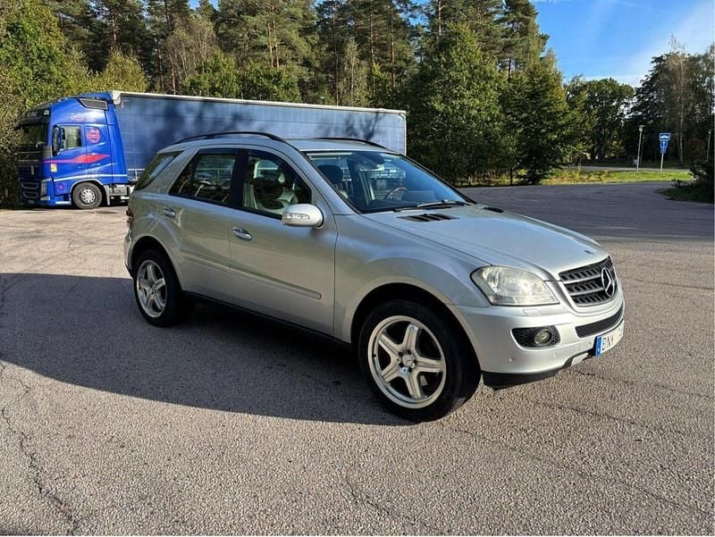 Silver Begagnad 2006 Mercedes ML500 SUV | 99 000 kr - Bild 1/4