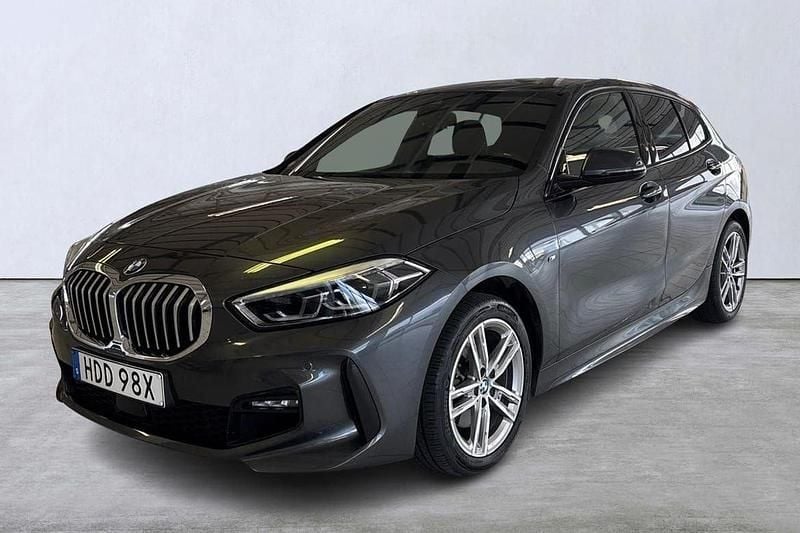 Grå Begagnad 2021 BMW 118 M Sport Halvkombi | 259 900 kr (Lite dyr) - Bild 1/4