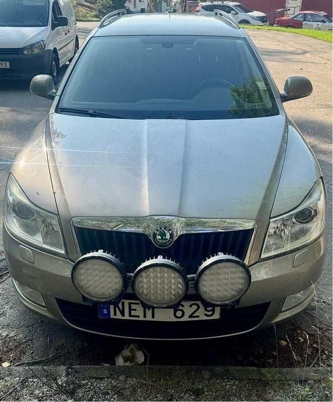 Brun Begagnad 2013 Skoda Octavia Elegance Kombi | 50 000 kr (Bra pris) - Bild 1/4