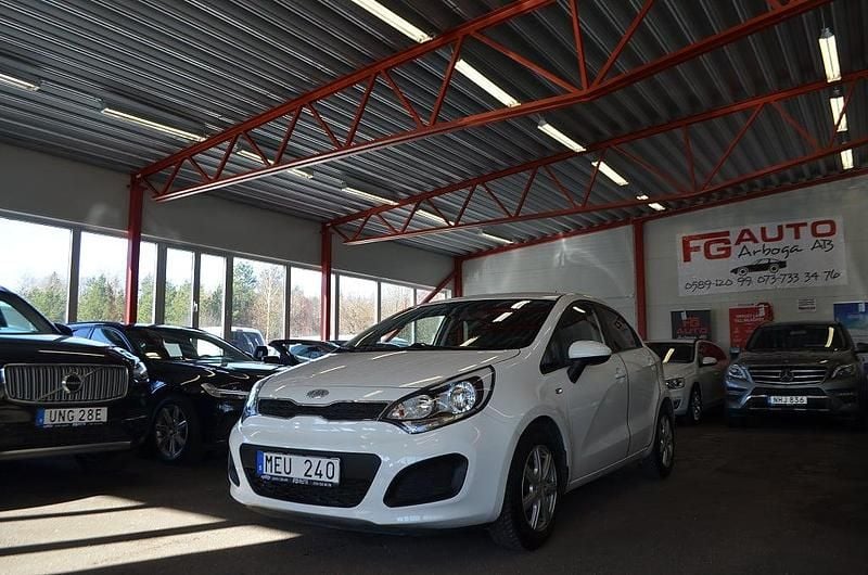 Begagnad Kia Rio 84 HK (61 kW) 2011 Vit Halvkombi
