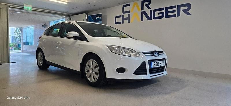 Vit Begagnad 2014 Ford Focus Trend Halvkombi | 99 900 kr (Bra pris) - Bild 1/4