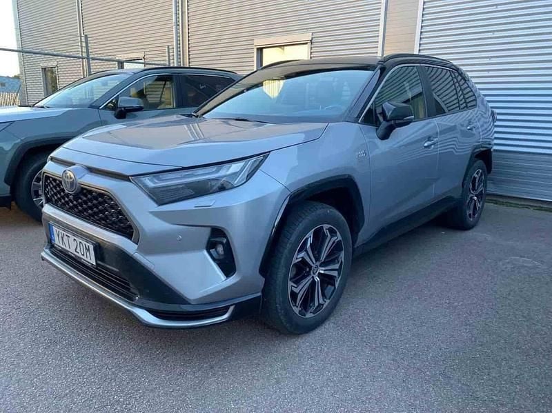 Grå Begagnad 2022 Toyota RAV4 Hybrid SUV | 414 900 kr - Bild 1/1