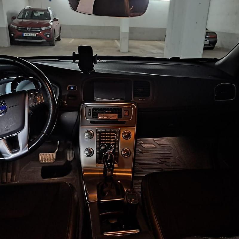 Begagnad 2017 Volvo V60 Kombi | 135 000 kr - Bild 1/4