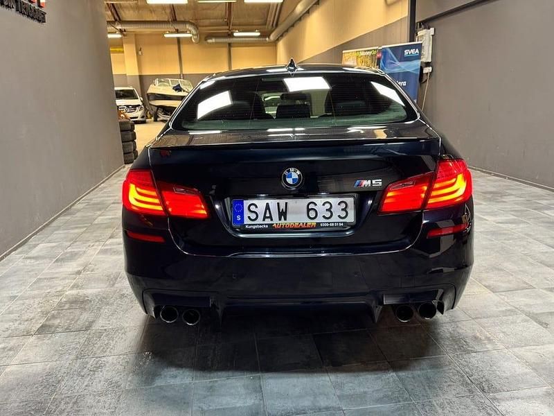 Begagnad BMW M5 561 HK (412 kW) 2012 Svart Sedan