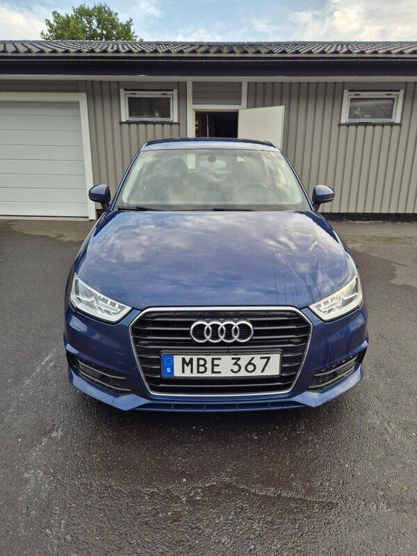 Blå Begagnad 2016 Audi A1 Sportback Sport Halvkombi | 130 000 kr (Marknadspris) - Bild 1/4