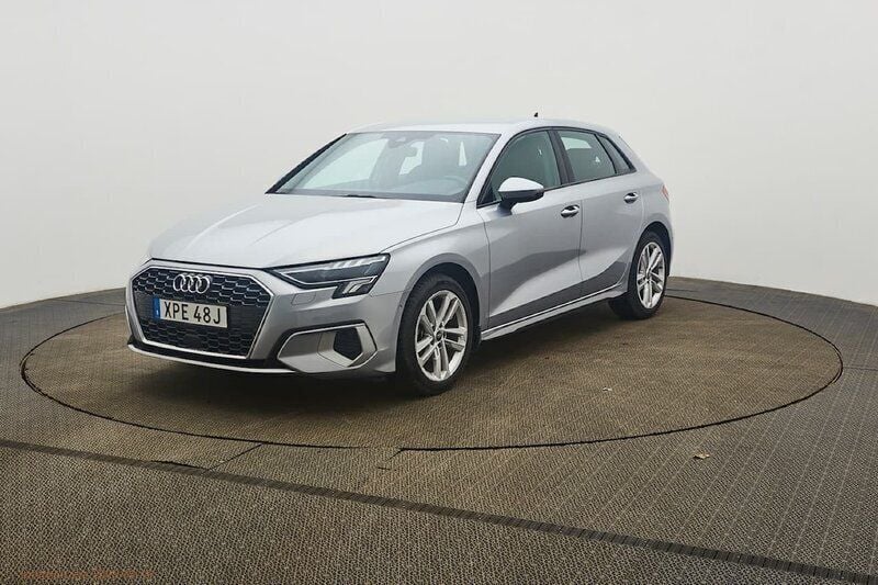 Silver Begagnad 2023 Audi A3 Sportback Advanced Halvkombi | 279 000 kr (Marknadspris) - Bild 1/3