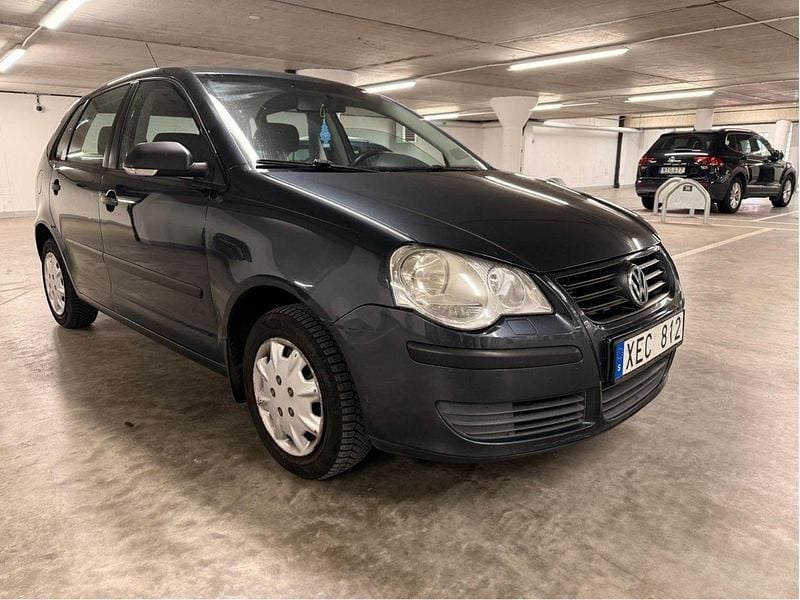 Grå Begagnad 2006 VW Polo Trendline Halvkombi | 25 000 kr (Marknadspris) - Bild 1/4