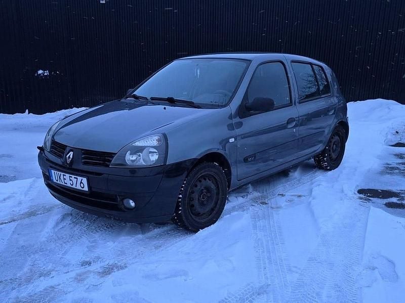 Begagnad Renault Clio II Expression 75 HK (55 kW) 2003 Grå Halvkombi
