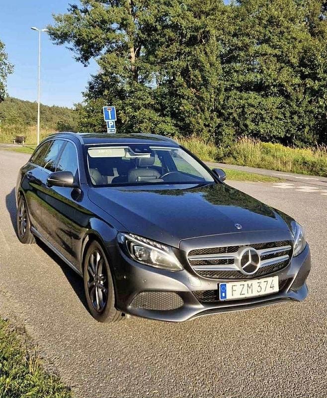 Grå Begagnad 2017 Mercedes C220 Avantgarde Kombi | 189 900 kr (Marknadspris) - Bild 1/4