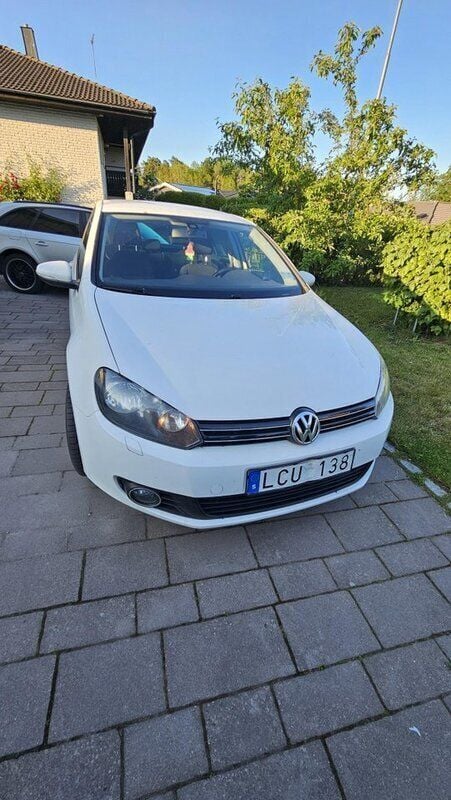 Vit Begagnad 2011 VW Golf VI Halvkombi | 37 000 kr (Superpris) - Bild 1/4