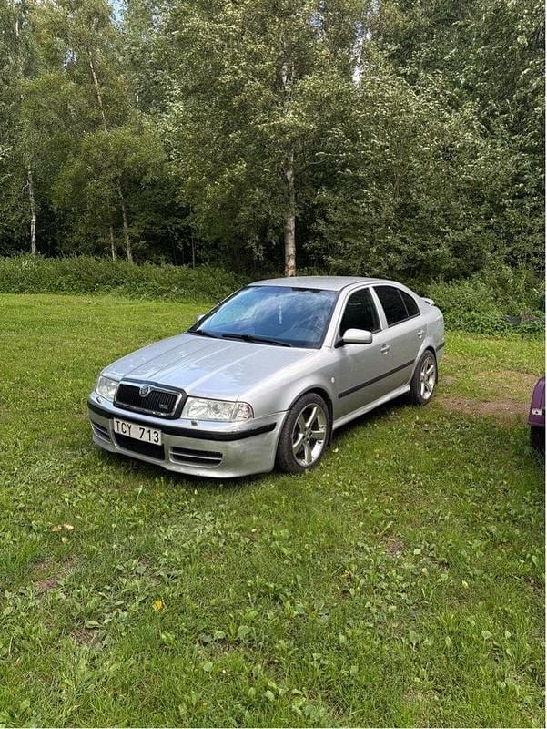 Silver Begagnad 2002 Skoda Octavia RS Halvkombi | 8 000 kr (Superpris) - Bild 1/4