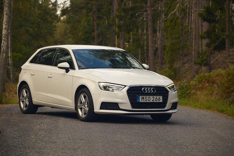 Vit Begagnad 2020 Audi A3 Sportback Proline Halvkombi | 200 000 kr (Bra pris) - Bild 1/4