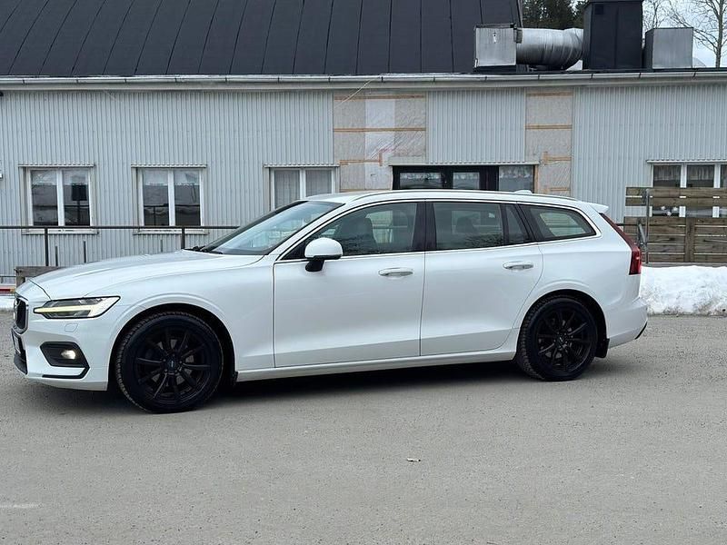 Begagnad Volvo V60 Momentum 150 HK (110 kW) 2019 Vit Kombi