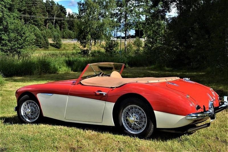 Begagnad Austin Healey 100 184 HK (135 kW) 1957 Rödcream/mörkröd skinninredning/svart sufflett Cab