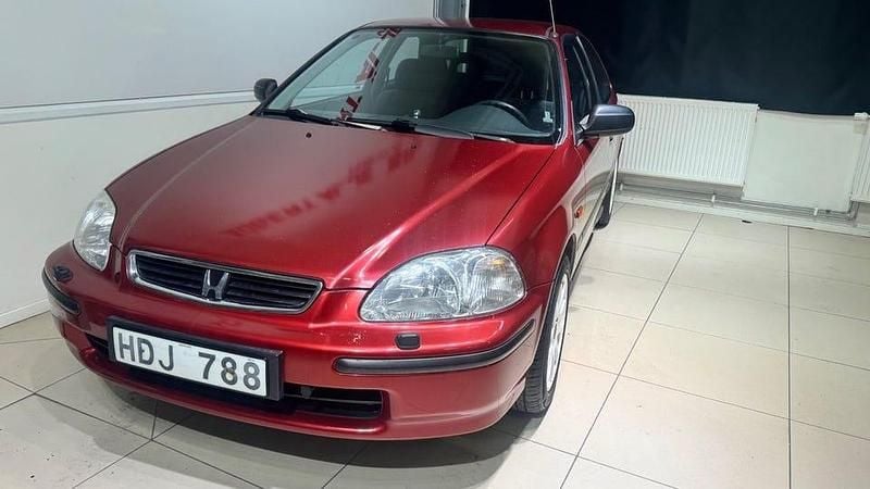 Begagnad Honda Civic 90 HK (66 kW) 1998 Mörkröd Halvkombi
